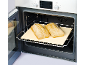 Pane appena sfornato in un forno con pietra refrattaria