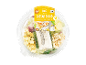 Insalata Caesar con pollo arrosto, formaggio e salsa allo yogurt in un contenitore di plastica trasparente.