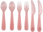 Set di posate in plastica rosa con cucchiai, forchette e coltelli.