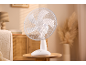 Ventilatore da tavolo in un accogliente soggiorno con luce naturale.