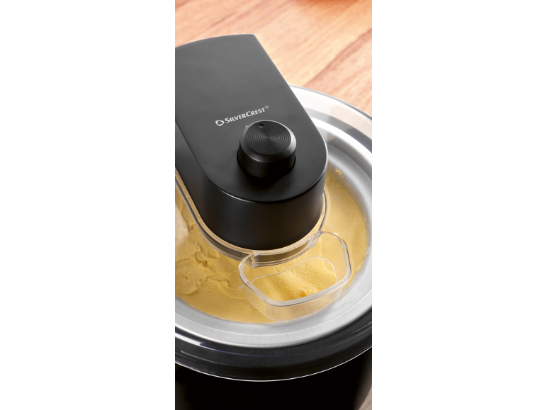 Gelatiera con scocca nera e gelato giallo all'interno.