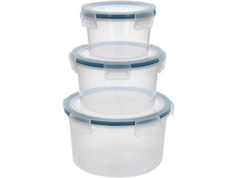 Pila di tre contenitori rotondi trasparenti in plastica per alimenti con coperchi con bordo blu.
