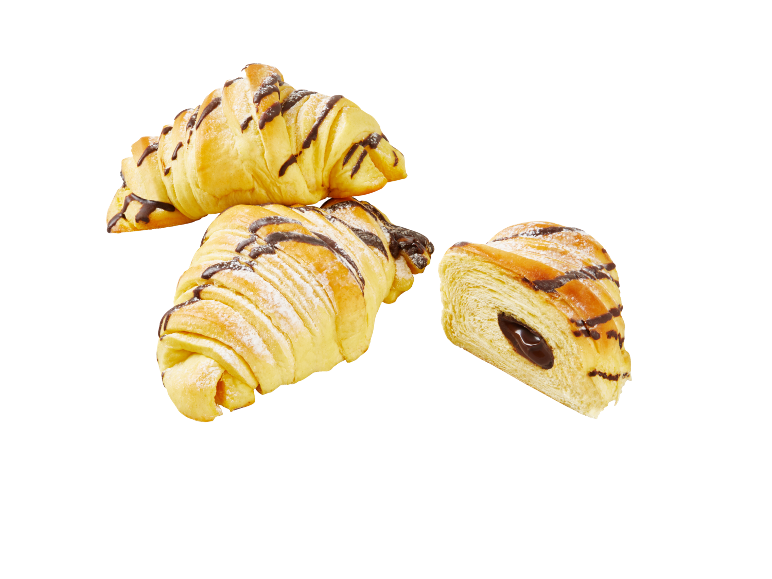 Cornetti al cioccolato con zucchero a velo, uno tagliato a metà.