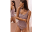 Canotta e slip lilla da donna con pizzo, riflesso nello specchio