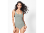 Donna con canotta e slip verde chiaro con dettagli in pizzo.