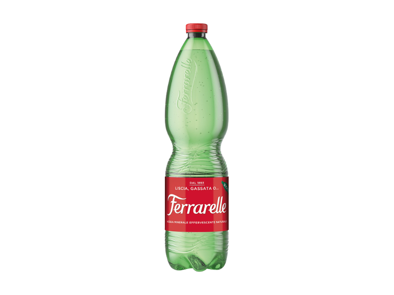 Bottiglia di acqua minerale naturale con etichetta rossa.