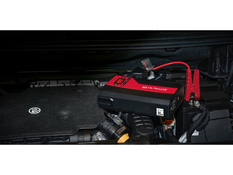 Avviatore portatile e caricabatterie nel motore di un'auto.