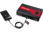 Power bank portatile con funzione di avviamento motore, che ricarica uno smartphone.