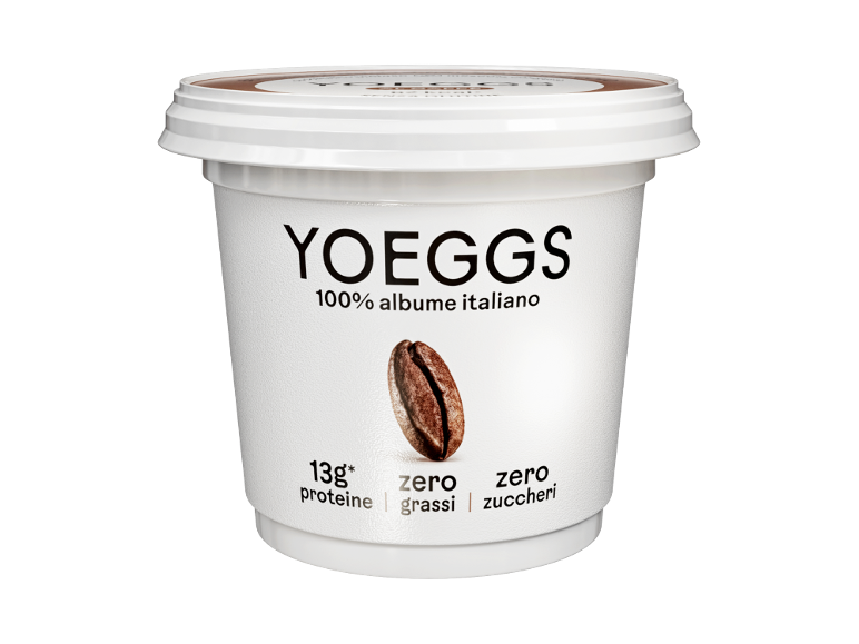 Vasetto di yogurt bianco con un chicco di caffè, che indica 13g di proteine, zero grassi e zero zuccheri.