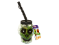 Bicchiere a forma di teschio verde con cannuccia nera e etichetta di dolcetti di Halloween.