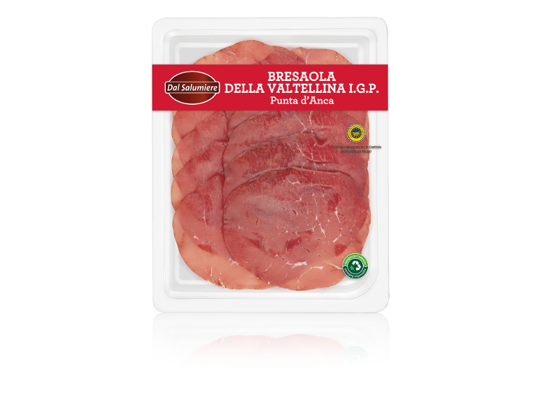 Vassoio di bresaola della Valtellina I.G.P. Punta d'Anca, con sigilli di qualità e sostenibilità.