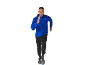 Uomo che corre con giacca blu e pantaloni neri.
