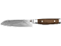 Coltello da cucina con lama a motivo Damasco e manico in legno marrone con rivetti.