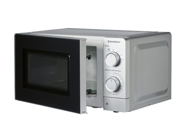 Forno a microonde argentato con sportello aperto, che mostra le manopole di potenza e timer.