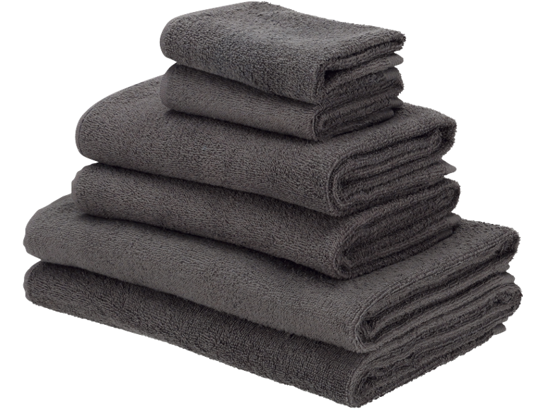 Pila di asciugamani grigi piegati di varie dimensioni.