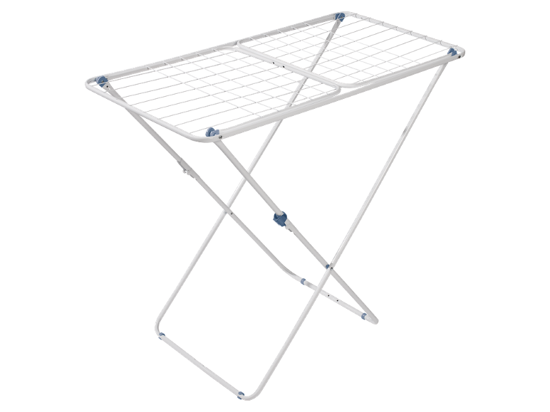 Stendibiancheria pieghevole bianco con accenti blu su sfondo nero.