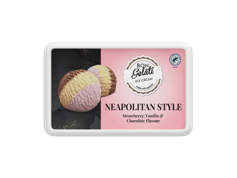 Gelato stile napoletano ai gusti fragola, vaniglia e cioccolato in una vaschetta bianca.