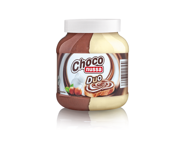 Vasetto di crema spalmabile bicolore al cioccolato e nocciole, con toast e nocciole.