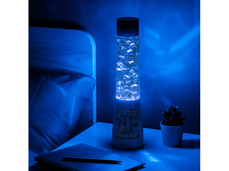 Lampada a torre blu con personaggi a tema, su un comodino accanto a un letto.