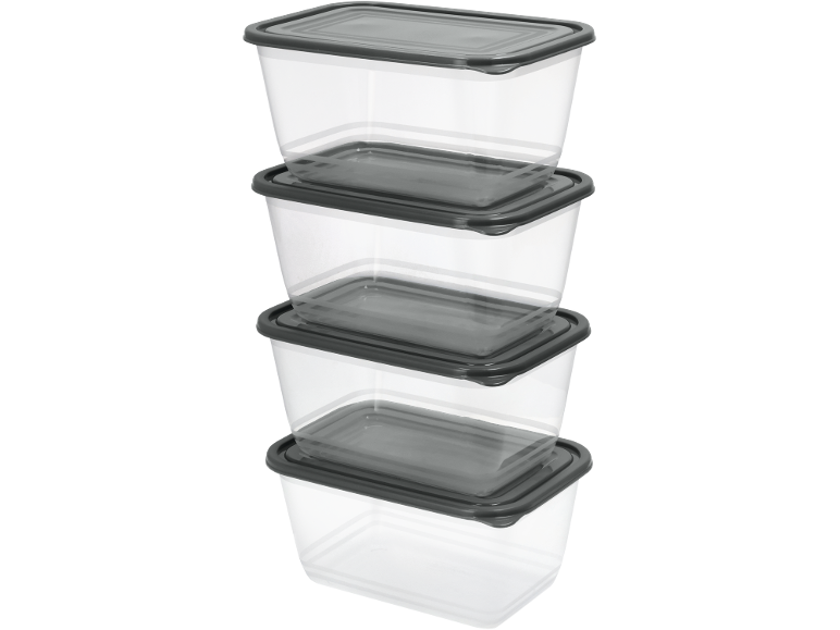 Pila di quattro contenitori rettangolari in plastica trasparente con coperchi grigi.