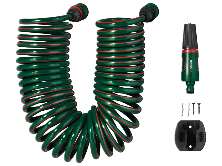 Tubo da giardino a spirale verde con strisce rosse, ugello e supporto a parete.