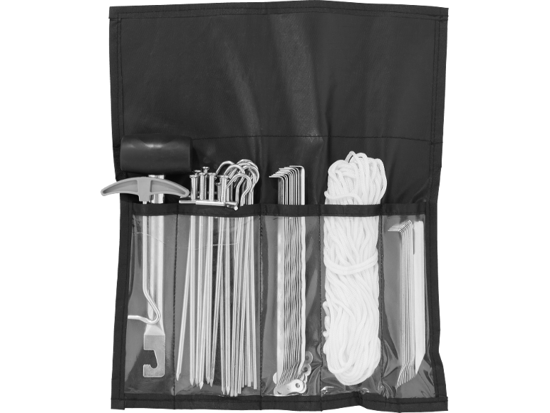 Kit da campeggio con martello, picchetti, corde e tenditori in una borsa organizer nera.