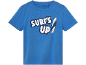 Maglietta blu a maniche corte con stampa bianca e blu scuro 'SURF'S UP' e tavola da surf.