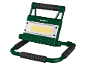 Faro da lavoro LED portatile verde con maniglie e supporto.