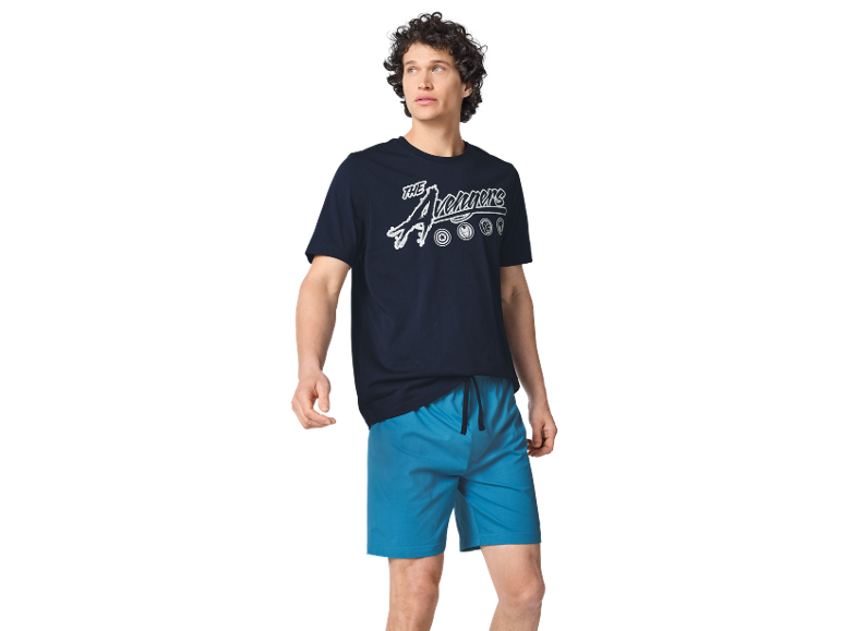 Uomo con maglietta blu scuro con scritta 'The Avengers' e pantaloncini blu.