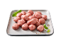 Polpette crude su un piatto, guarnite con basilico e spezie.