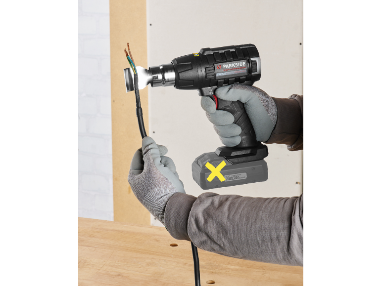 Pistola termica a batteria, utilizzata per isolare un cavo elettrico.