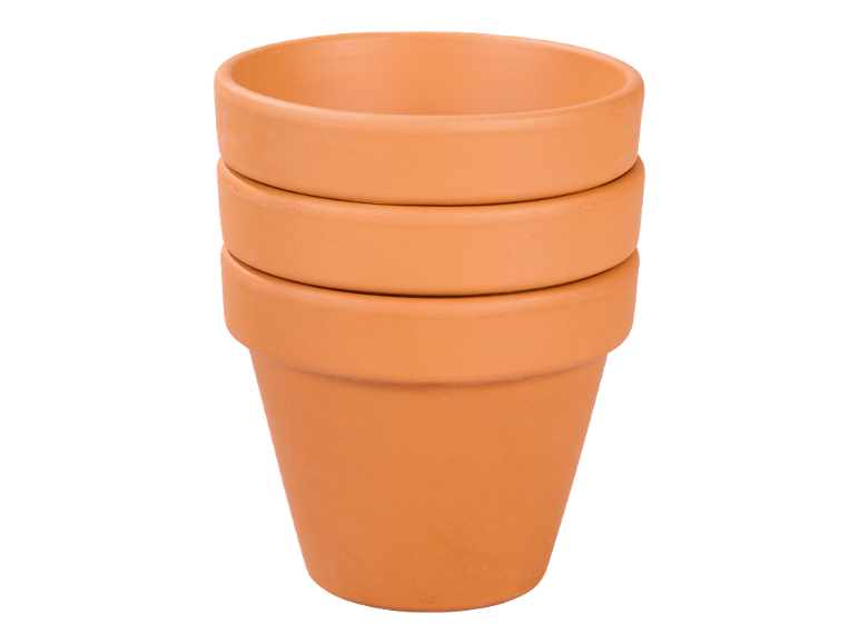 Pila di tre vasi di terracotta vuoti.