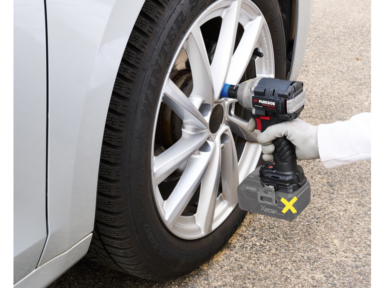 Avvitatore a impulsi a batteria utilizzato per cambiare un pneumatico dell'auto.