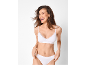 Donna che ride con reggiseno e slip in cotone bianco con dettagli in pizzo.