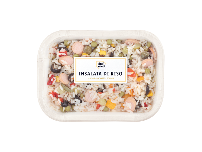 Insalata di riso con verdure, wurstel e tonno in una vaschetta bianca.
