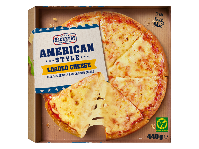 Pizza americana con formaggio, mozzarella e cheddar, in una scatola di cartone.