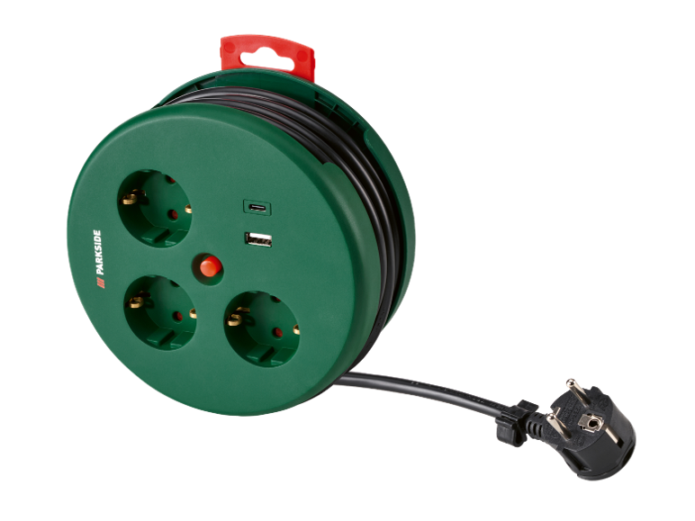 Avvolgicavo verde con tre prese, porte USB-A e USB-C e una spina.