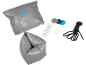 Cuscino e borsa gonfiabili grigi, con toppe di riparazione, corda e due bastoncini bianchi.