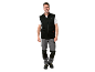 Uomo con gilet in pile nero, maglietta bianca, pantaloni da lavoro grigi e scarpe da lavoro nere.