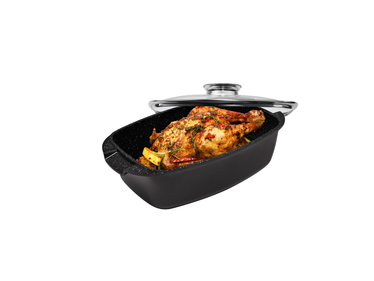 Pollo arrosto in una teglia da forno con coperchio in vetro