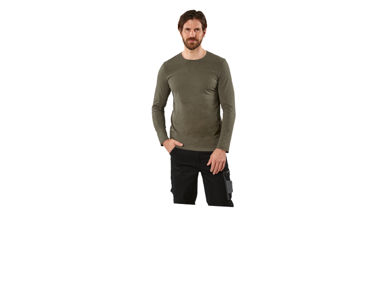 Uomo in maglietta verde a maniche lunghe e pantaloncini da lavoro neri.