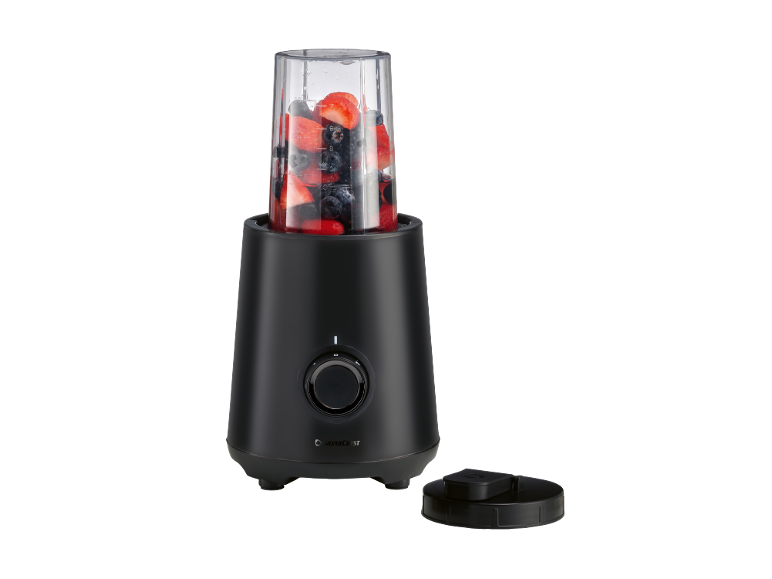 Frullatore nero con frutti di bosco e fragole nella tazza, coperchio accanto.