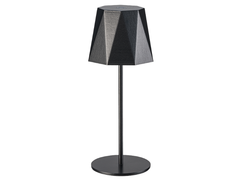 Lampada da tavolo nera con paralume geometrico e base rotonda.