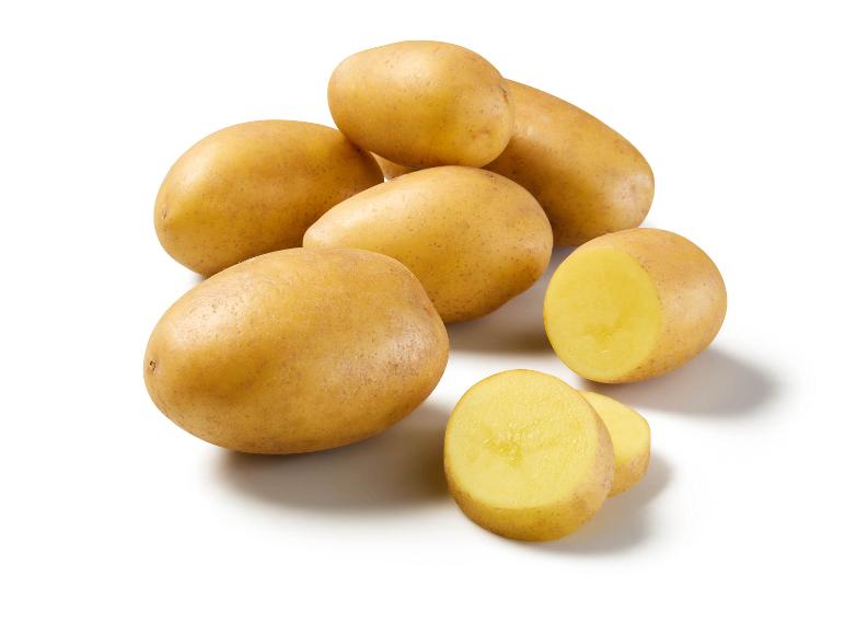 Un mucchio di patate, alcune affettate, su sfondo bianco