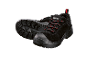 Scarpe antinfortunistiche nere con lacci rossi e suola spessa.
