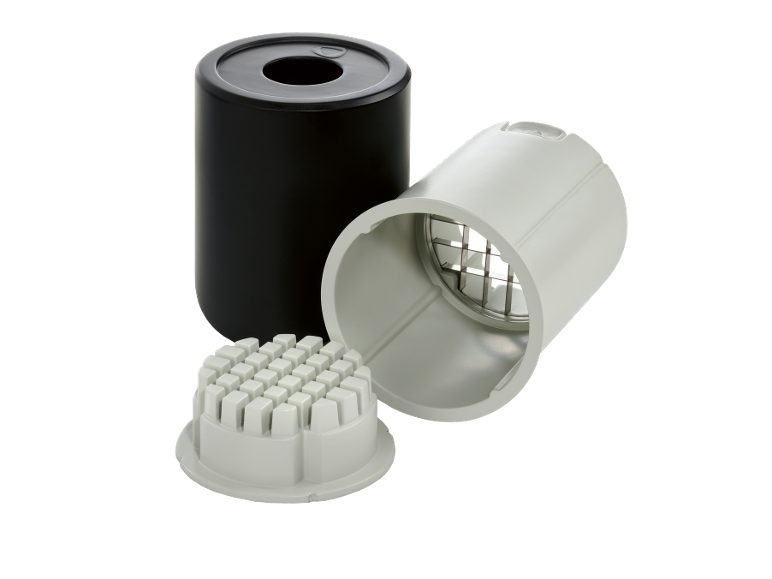 Schiacciapatate manuale nero e grigio con griglia e pressa a cubetti.