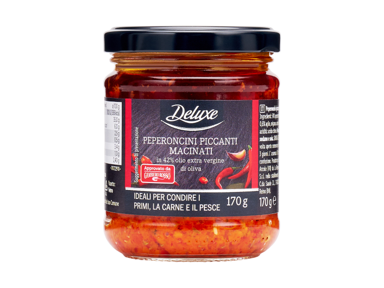 Un vasetto di peperoncini piccanti macinati in olio extra vergine d'oliva, ideali per primi, carne e pesce.