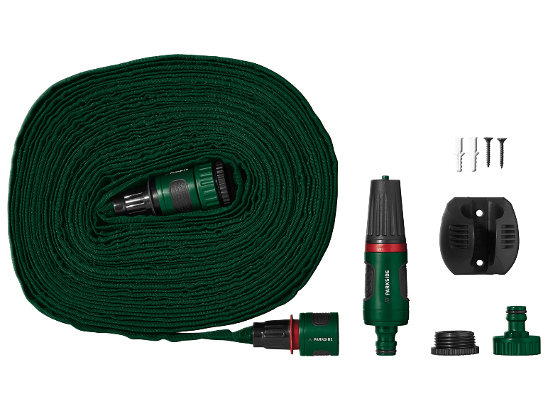 Tubo da giardino verde arrotolato con ugelli e fissaggi.