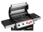 Barbecue a gas con tre bruciatori, ripiani laterali e manopole di controllo rosse.