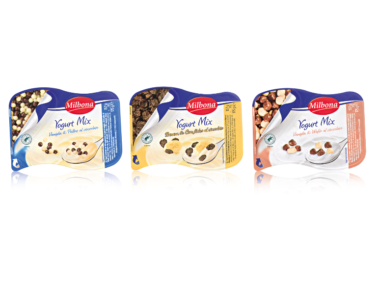 Tre yogurt con diversi topping: palline di cioccolato, banana e cornflakes, e wafer.
